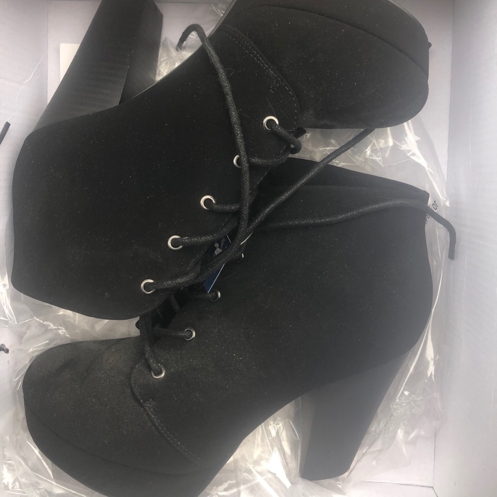 Size 6 SHEIKK booties